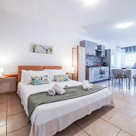 Holiday home Paolos-trullo-im-herzen-der-natur *